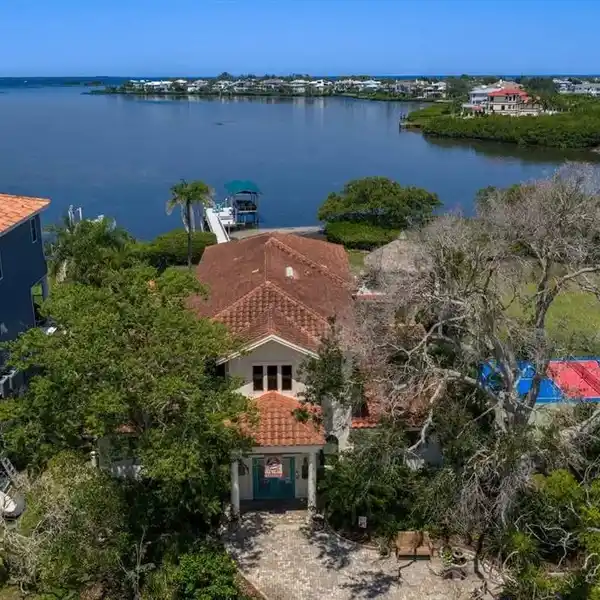 EXTRAORDINARY WATERFRONT ESTATE