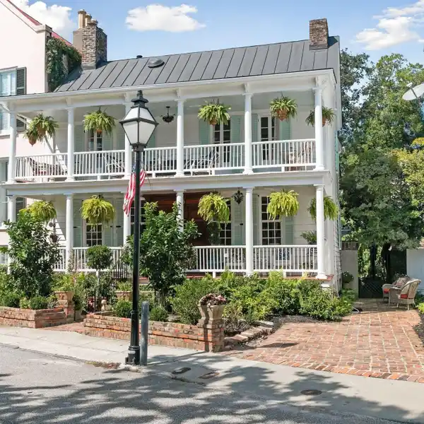 CHARMING COTTAGE-STYLE HOME