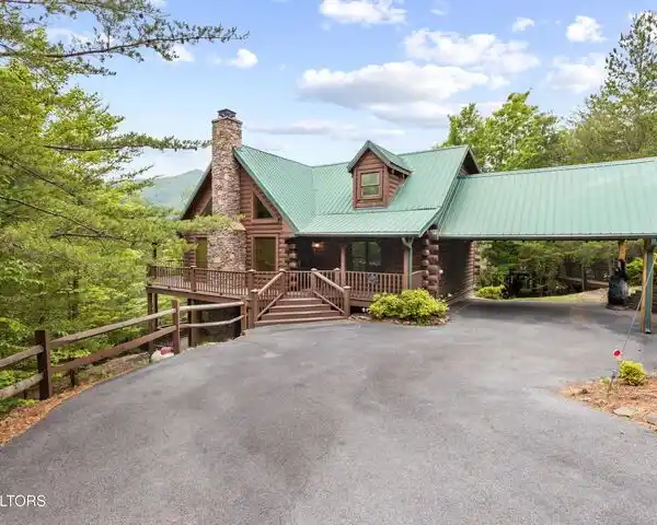 STUNNING LOG CABIN IN A GATED COMMUNITY