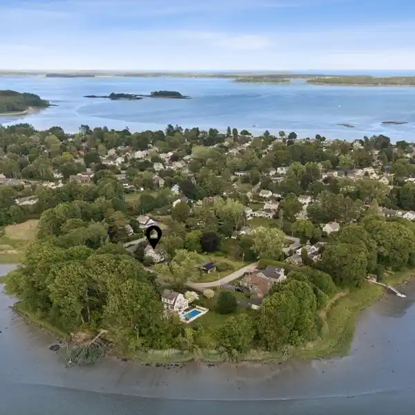WELL-LOVED CLASSIC CLOSE TO THE COAST