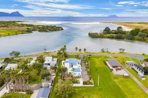 Substantial Coastal Home in a Prime Location