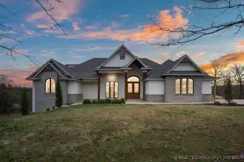 Luxury Home Blending Elegance and Comfort