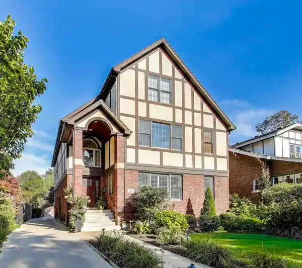 IMPRESSIVE TUDOR IN PRIME LOCATION