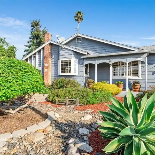 CHARMING 1950S FARMHOUSE