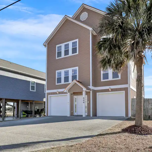 IMMACULATE SOUND-FRONT HOME ON MAINLAND SURF CITY