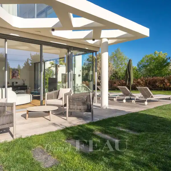 BEAUTIFULLY APPOINTED PROPERTY IN A PEACEFUL LOCATION