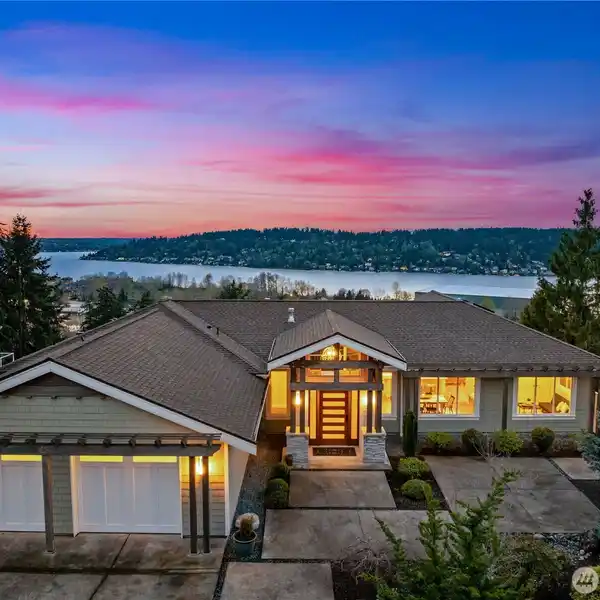 CONTEMPORARY HOME ABOVE LAKE WASHINGTON