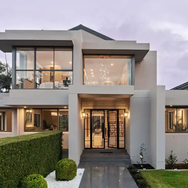 IMPECCABLE MODERN RESIDENCE