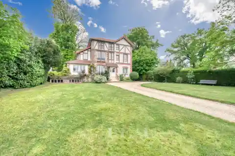 Spacious Family Home by Saint-Cloud Park