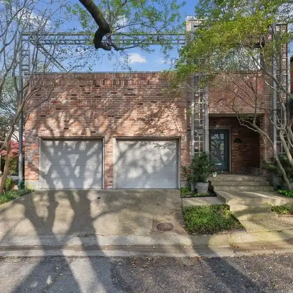 UNIQUE RESIDENCE IN TURTLE CREEK BEND