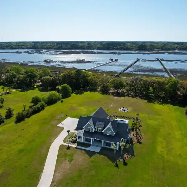 CASUAL WATERFRONT LUXURY