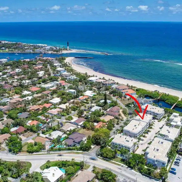 GORGEOUS THREE-LEVEL TOWNHOME IN HILLSBORO BY THE BAY