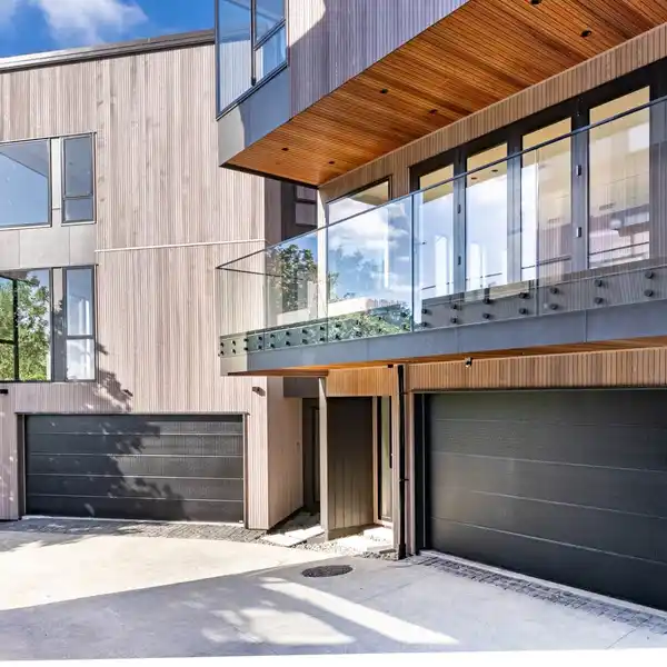 LUXURIOUS HOMES OVERLOOKING SCENIC PARKLAND