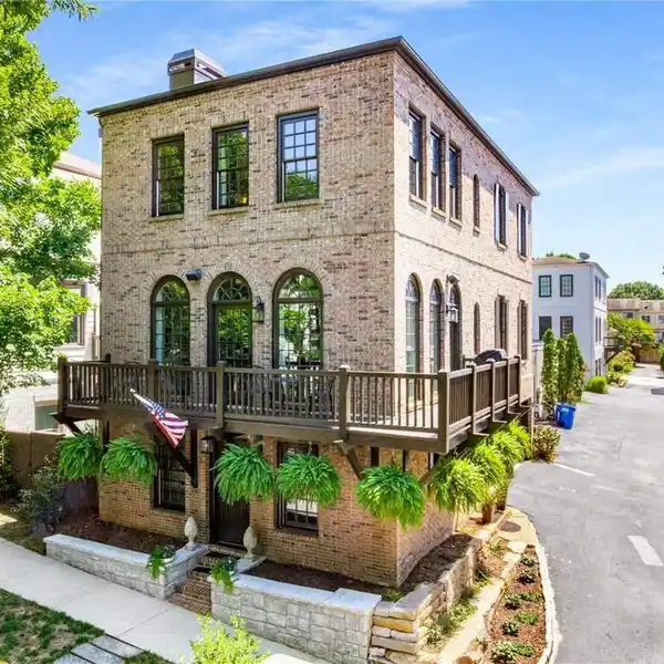 BEAUTIFULLY UPDATED RESIDENCE IN GLENWOOD PARK