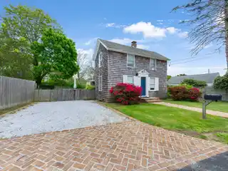 Charming Cottage in Quiet Southampton Village Setting