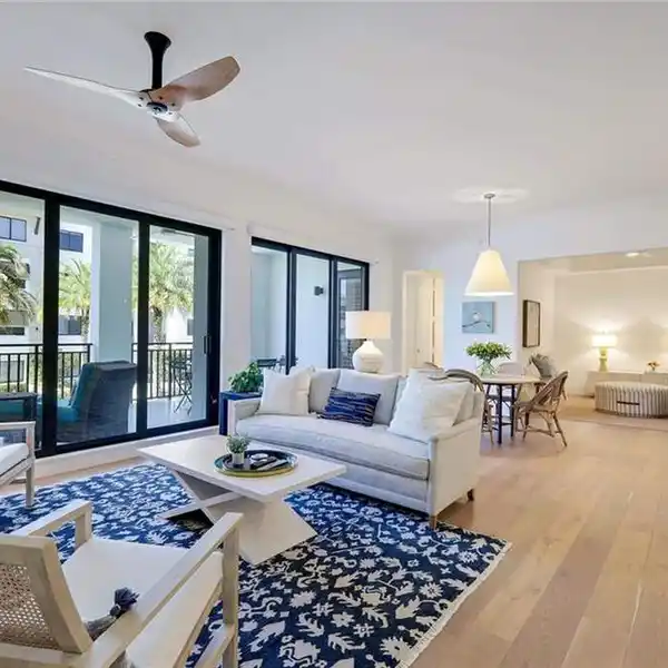 SPECTACULAR PROPERTY AT NAPLES SQUARE