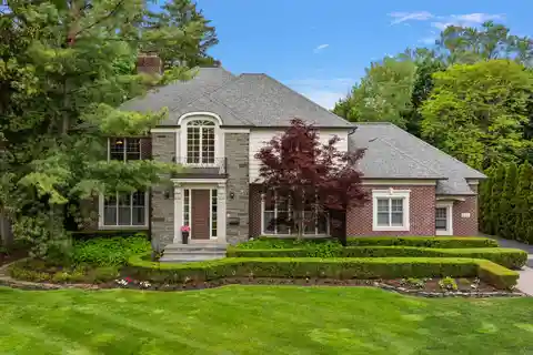 Estate-sized Property with a Versatile Plan