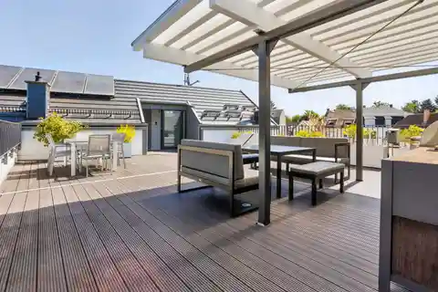 Bright and Modern Penthouse Maisonette Apartment with Roof Terrace