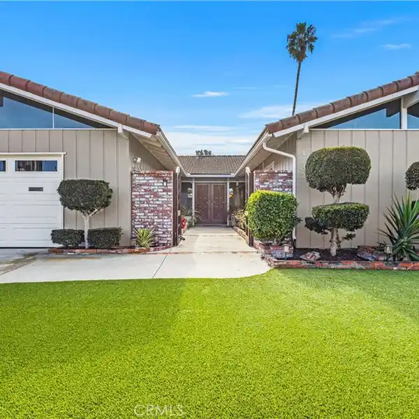 STYLISH SINGLE-LEVEL LIVING NEAR HARBOR