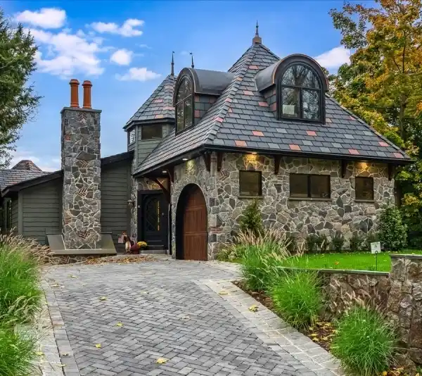 LAKEFRONT ESTATE WITH ELEVATOR AND SECRET SUITE