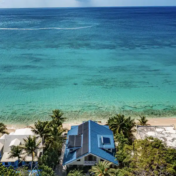 HIGH-END WATERFRONT RETREAT