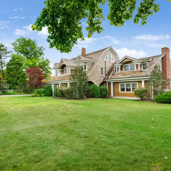 CHARMING BAY-FRONT HOME FOR RENT