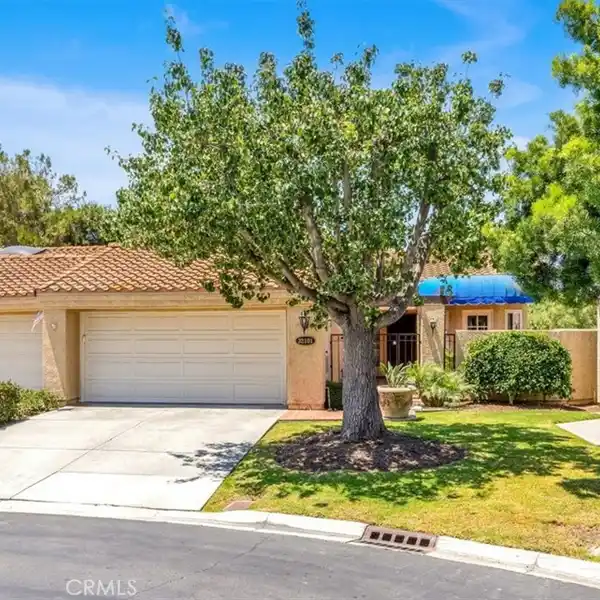 SINGLE-LEVEL END-UNIT GARDEN HOME
