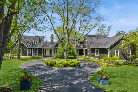 Privacy and Elegance on a Premier Street