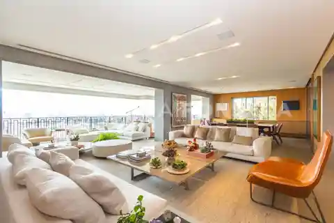 Beautiful Apartment in an Iconic Development
