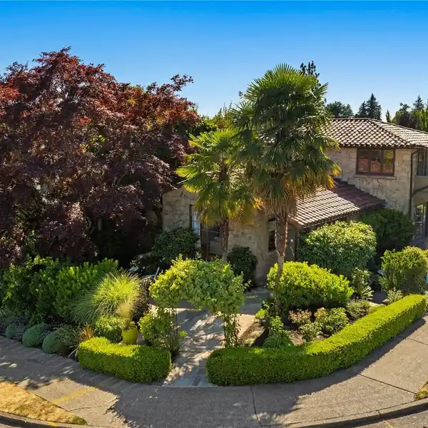 TIMELESS TUSCAN VILLA IN LAURELHURST