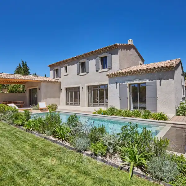 FOUR-BED PROPERTY WITH A SWIMMING POOL