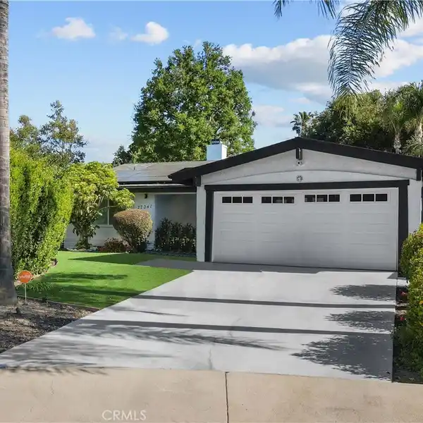 SPACIOUS POOL HOME IN PRIME LOCATION