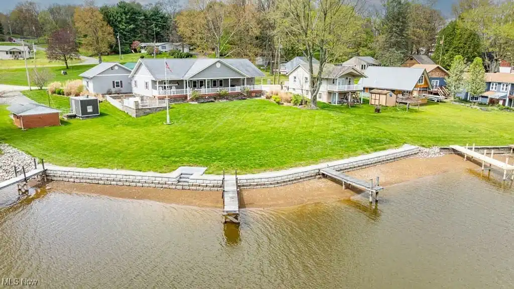 Extraordinary Lakefront Retreat
