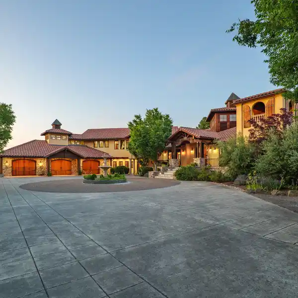 EXCEPTIONAL LUXURY ESTATE IN THE HEART OF ROGUE VALLEY