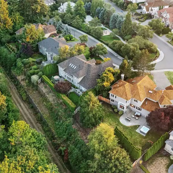 TIMELESS ELEGANCE MEETS MODERN FUNCTIONALITY