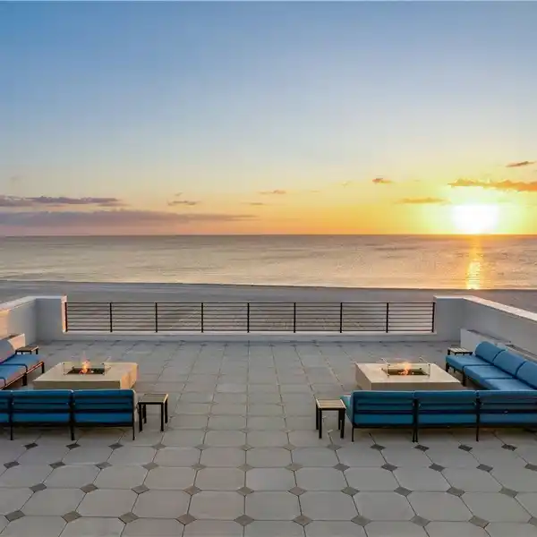 A UNIQUE BLEND OF SOPHISTICATED ELEGANCE AND SERENE COASTAL VISTAS