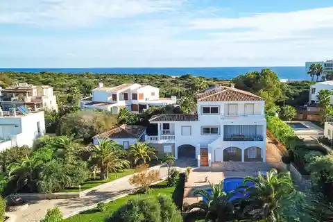 Modern Villa with a Guest Apartment