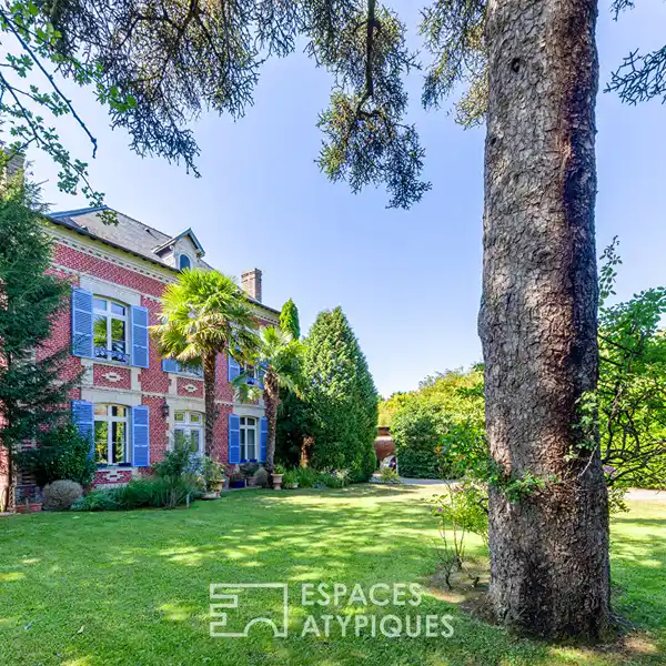 CHARMING MANSION WITH LUSH GARDEN