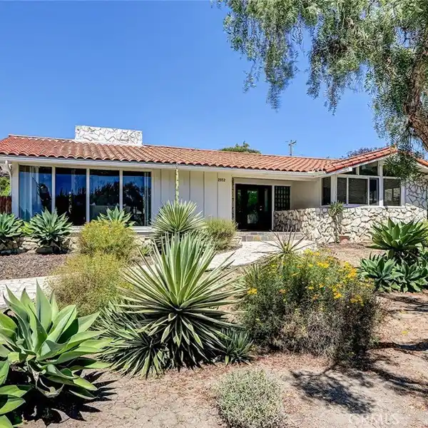 MID-CENTURY MODERN OASIS IN THE HEART OF LUNADA BAY