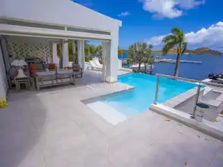 Elegant Lagoon-front Retreat