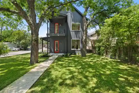 Chic Duplex Retreat in Prime Location