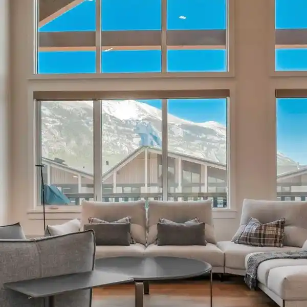 SLEEK PENTHOUSE STEPS FROM DOWNTOWN