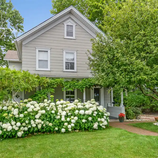 CHARMING COTTAGE FOR RENT IN AN AWESOME LOCATION