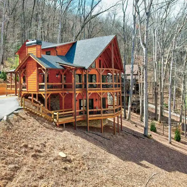 STUNNING PROW-FRONT CABIN