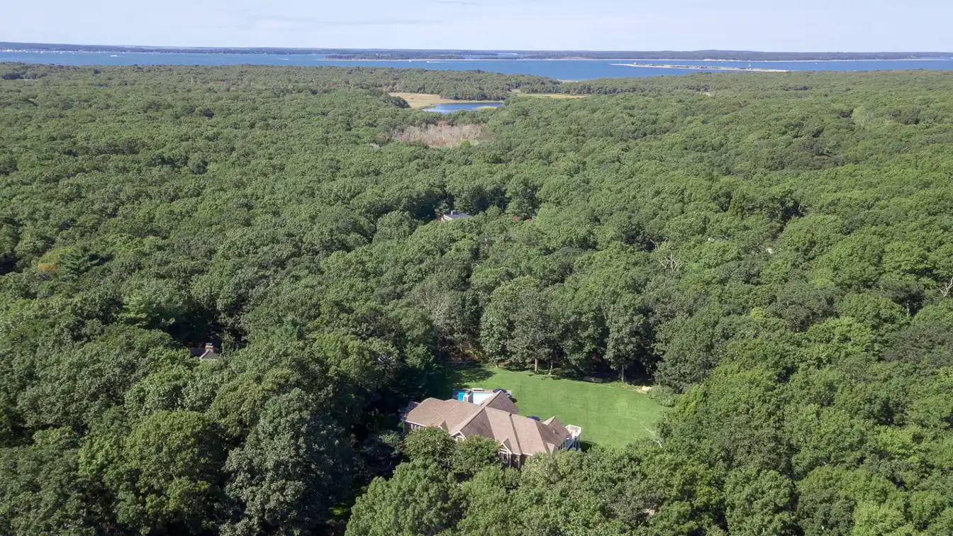 Beautiful Traditional Home in Lovely Woodland Setting