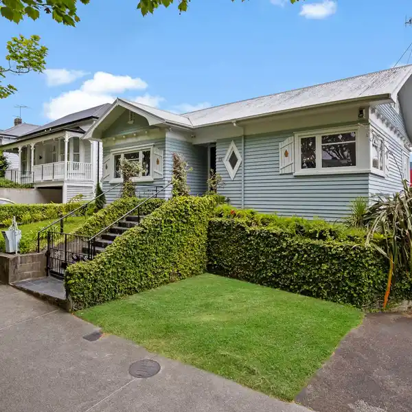 CLASSIC BUNGALOW SITUATED IN A PRIME POSITION