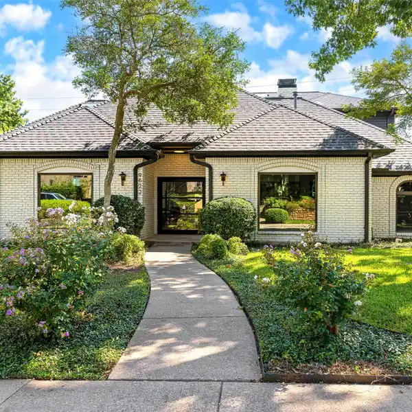 MERRIMAN PARK GEM WITH CHEF’S KITCHEN AND PRIVATE POOL