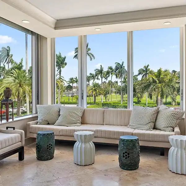 LOVELY CONDOMINIUM ON PALM BEACH ISLAND