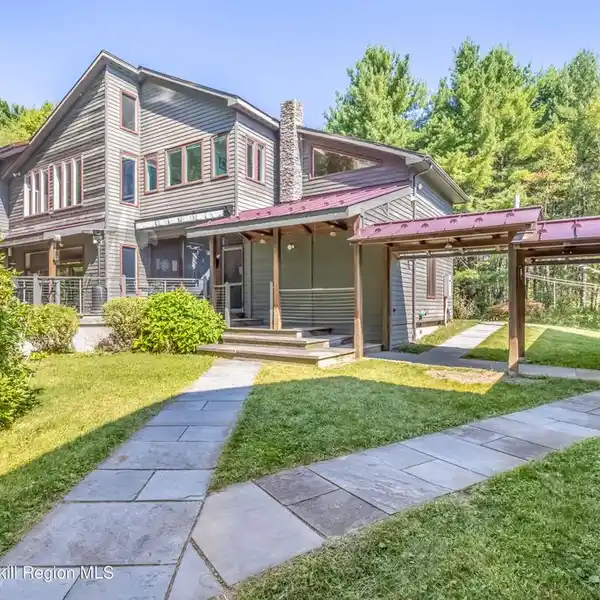 COUNTRY LIVING AT ITS FINEST