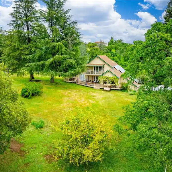 AMAZING MULTI-GENERATIONAL LIVING